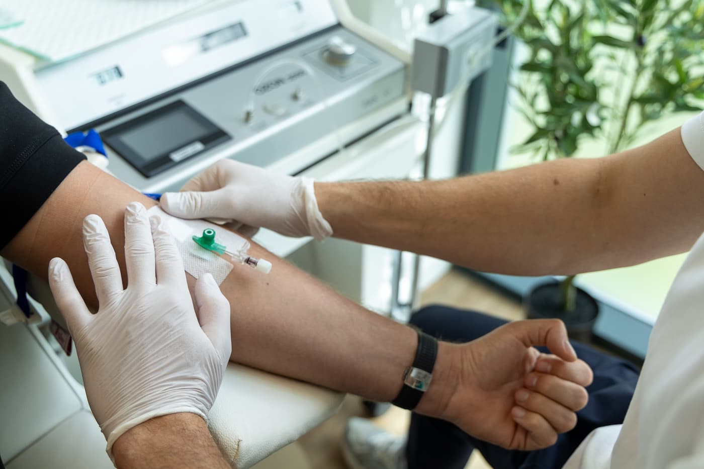 Plaatsing van een infuus voor een ijzerinfuus behandeling bij Neo Clinics