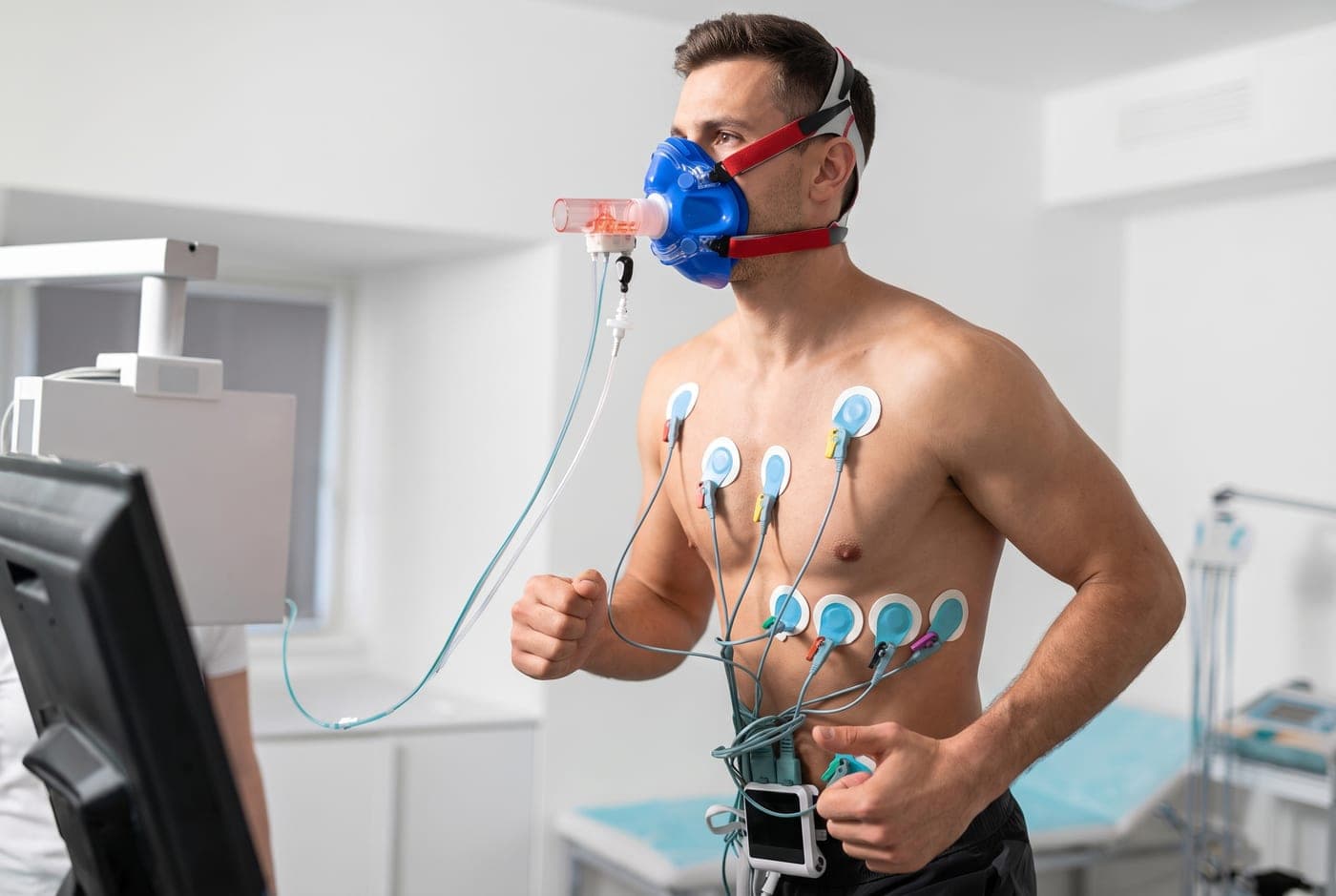 Cliënt tijdens een VO2 max-inspanningstest met ademmasker bij Neo Clinics